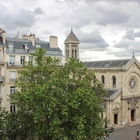 Nest With Balcony Overlooking The Eiffel Tower Paris